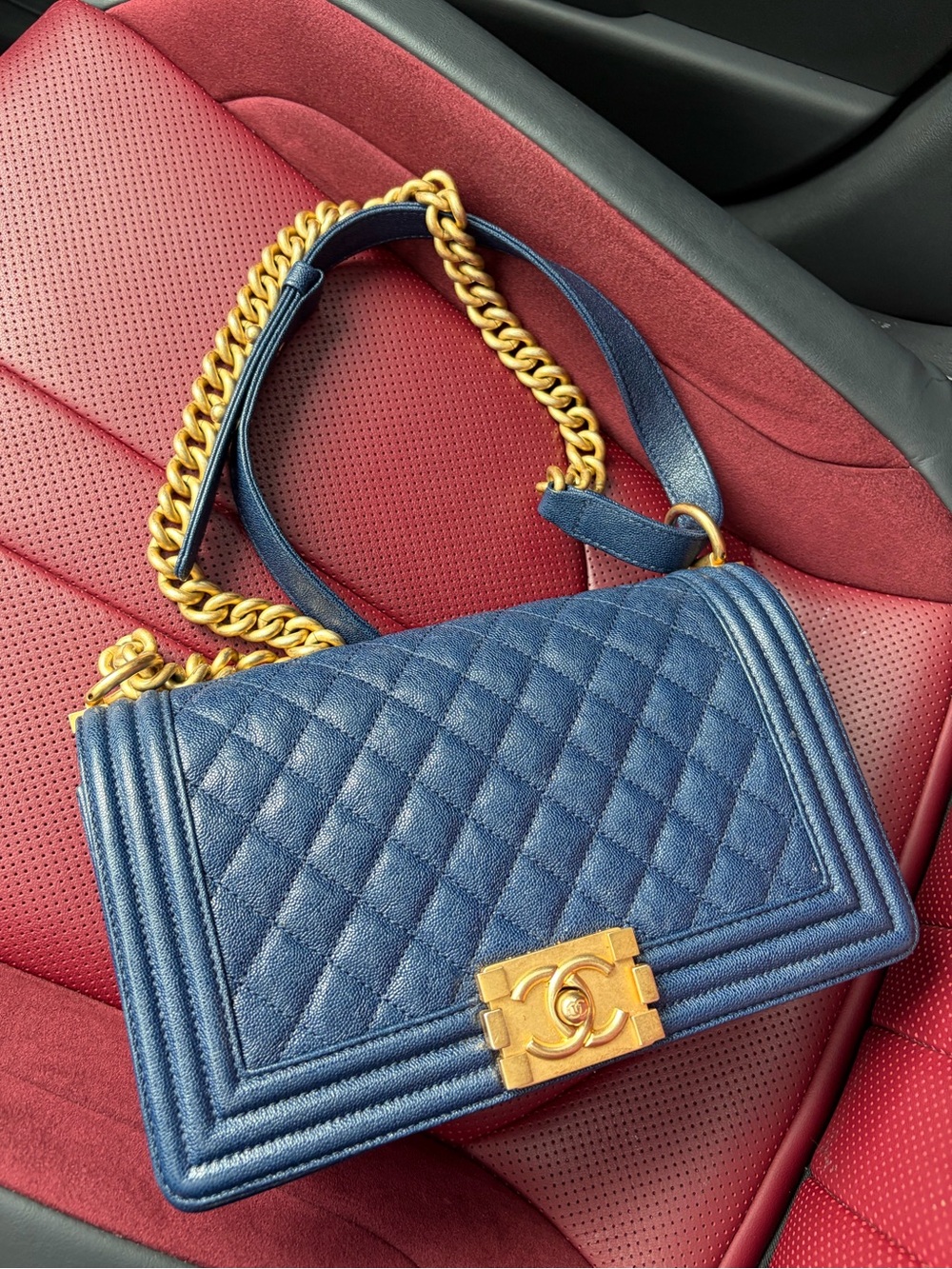 CHANEL Old Médium Boy-Bag. Blue Caviar aged Gold Hardware.